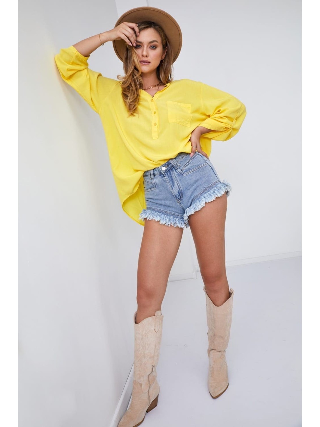 Damenshorts mit ausgefranstem Bein 7911 – Online-Shop – Boutique